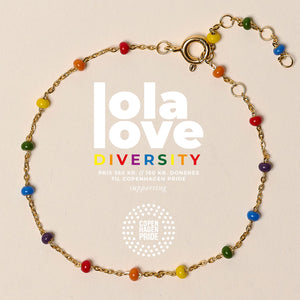 Lola Diversity armbånd fra ENAMEL Copenhagen med håndmalede regnbuefarvede emaljekugler og forgyldt sterlingsølv, der støtter Copenhagen Pride.