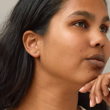 ENAMEL Copenhagen Ørestikker, Organic Moon Earrings Gold Plated