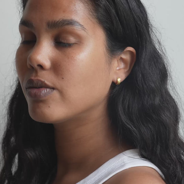 ENAMEL Copenhagen Øreringe, Wave Mini Earrings Gold Plated
