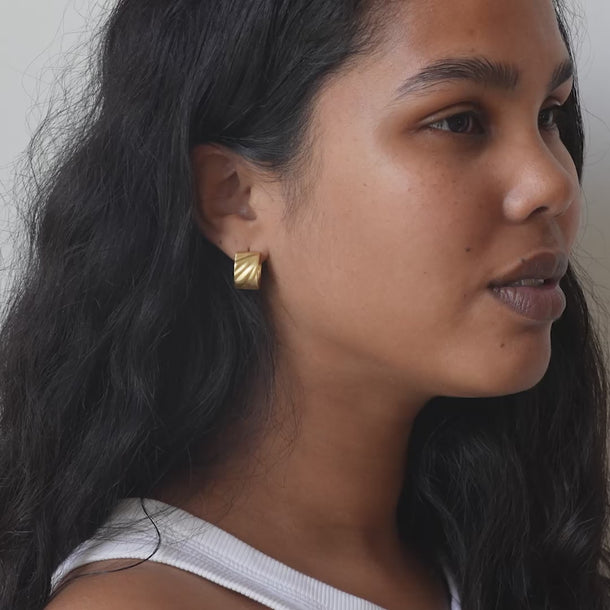 ENAMEL Copenhagen Øreringe, Wave Wide, Medium Earrings Gold Plated