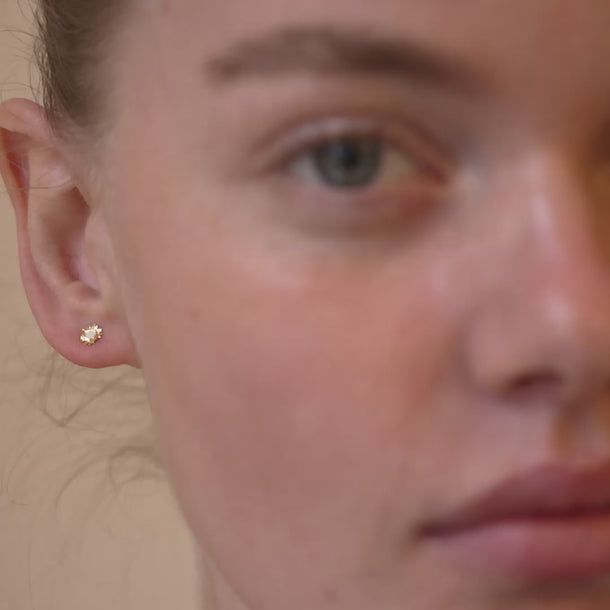 ENAMEL Copenhagen Ørestikker, Mini Sunshine Earrings Daisy