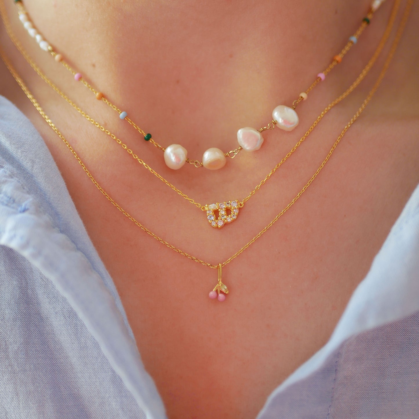 Bogstav halskæde i guld på en enkel og tynd guldkæde fra Enamel Copenhagen¨