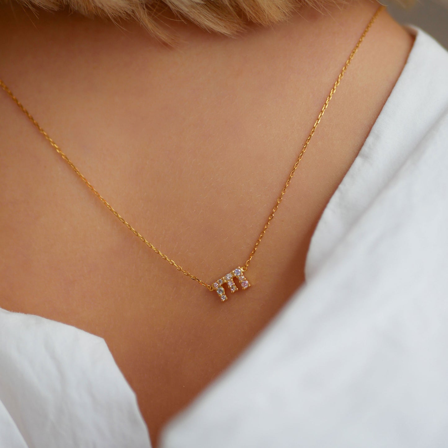 Bogstav halskæde i guld på en enkel og tynd guldkæde fra Enamel Copenhagen