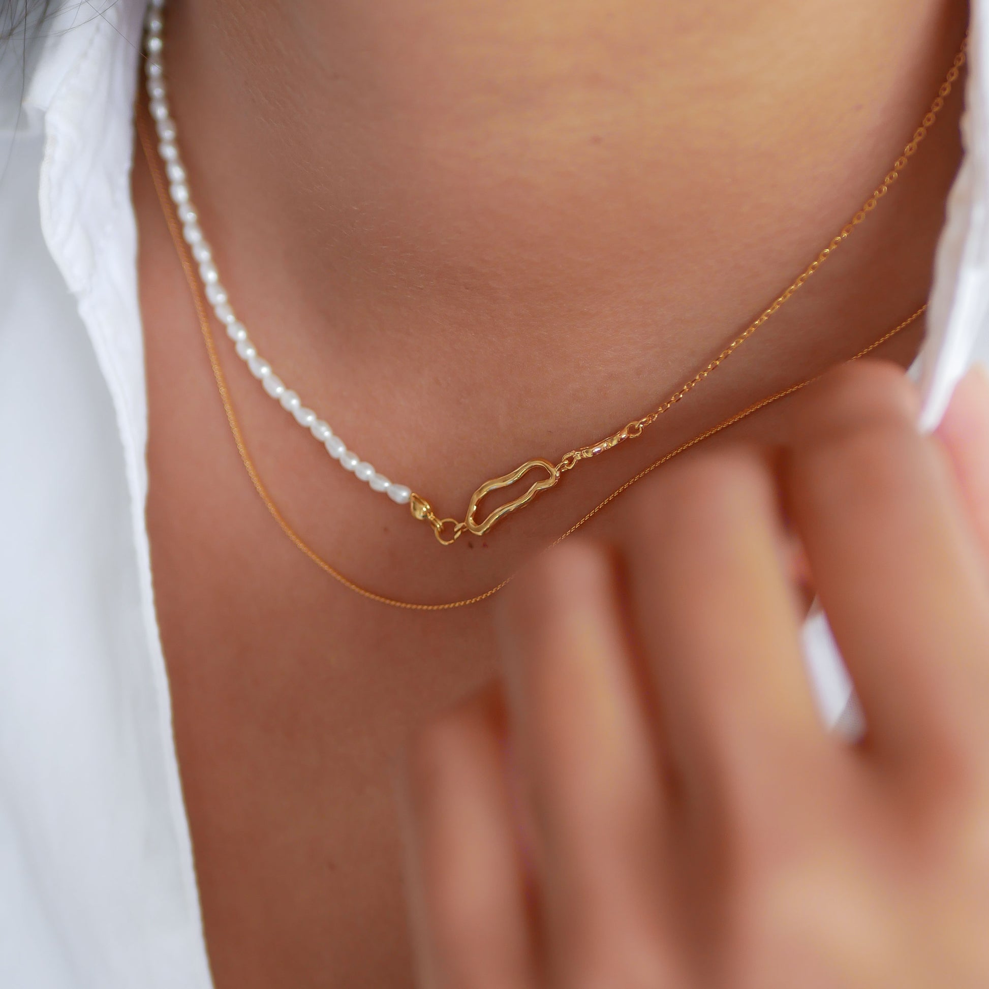Juliana halskæde fra Enamel Copenhagen med gulddetaljer og perler